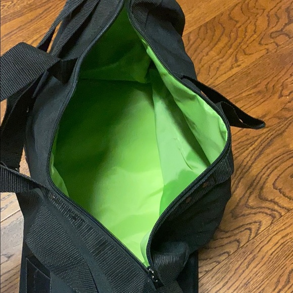 NWOT Rocawear duffle bag - Picture 6 of 7